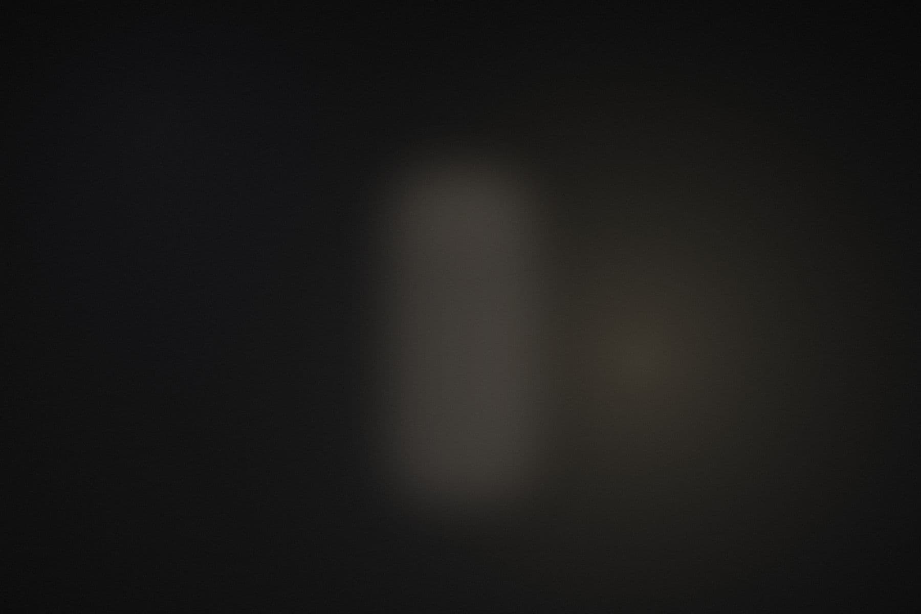 Placeholder : composition abstraite sombre, silhouette de flacon adoucie.